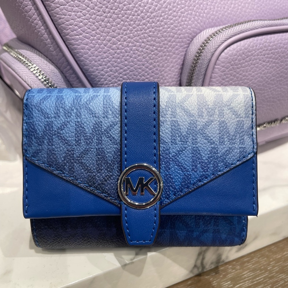MICHAEL KORS Greenwich Med Ombré Signature Logo Tri-Fold Wallet
Galaxy Blue
NWT - Picture 4 of 16